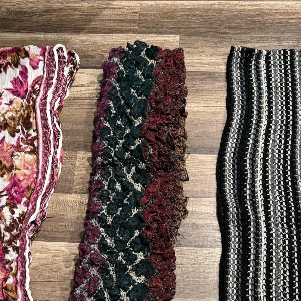 ⚠️3 Scarves⚠️ - Picture 2 of 2
